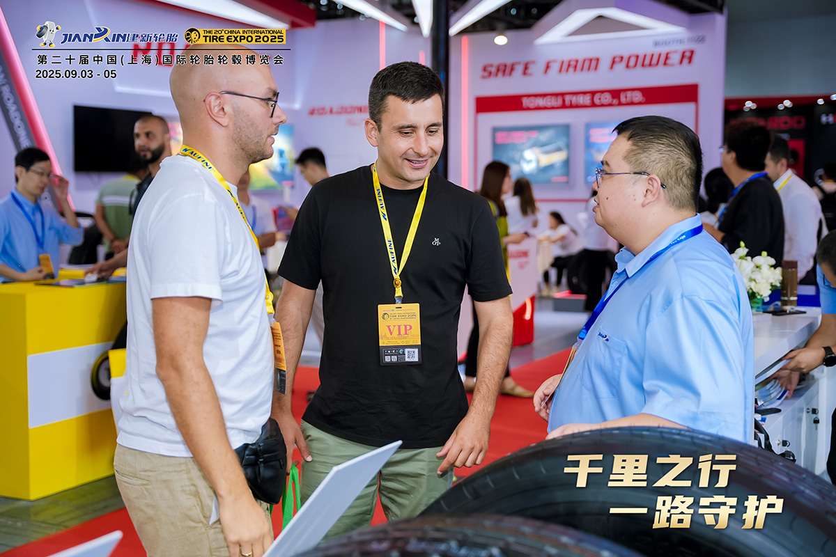 建新轮胎展位上与客户交流